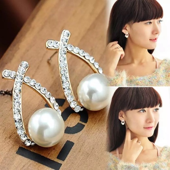 NEW!💙💎SILVERY!💍BEAUTIFUL PEARL LOOK💍STUDS!💎💙 - Picture 5 of 8